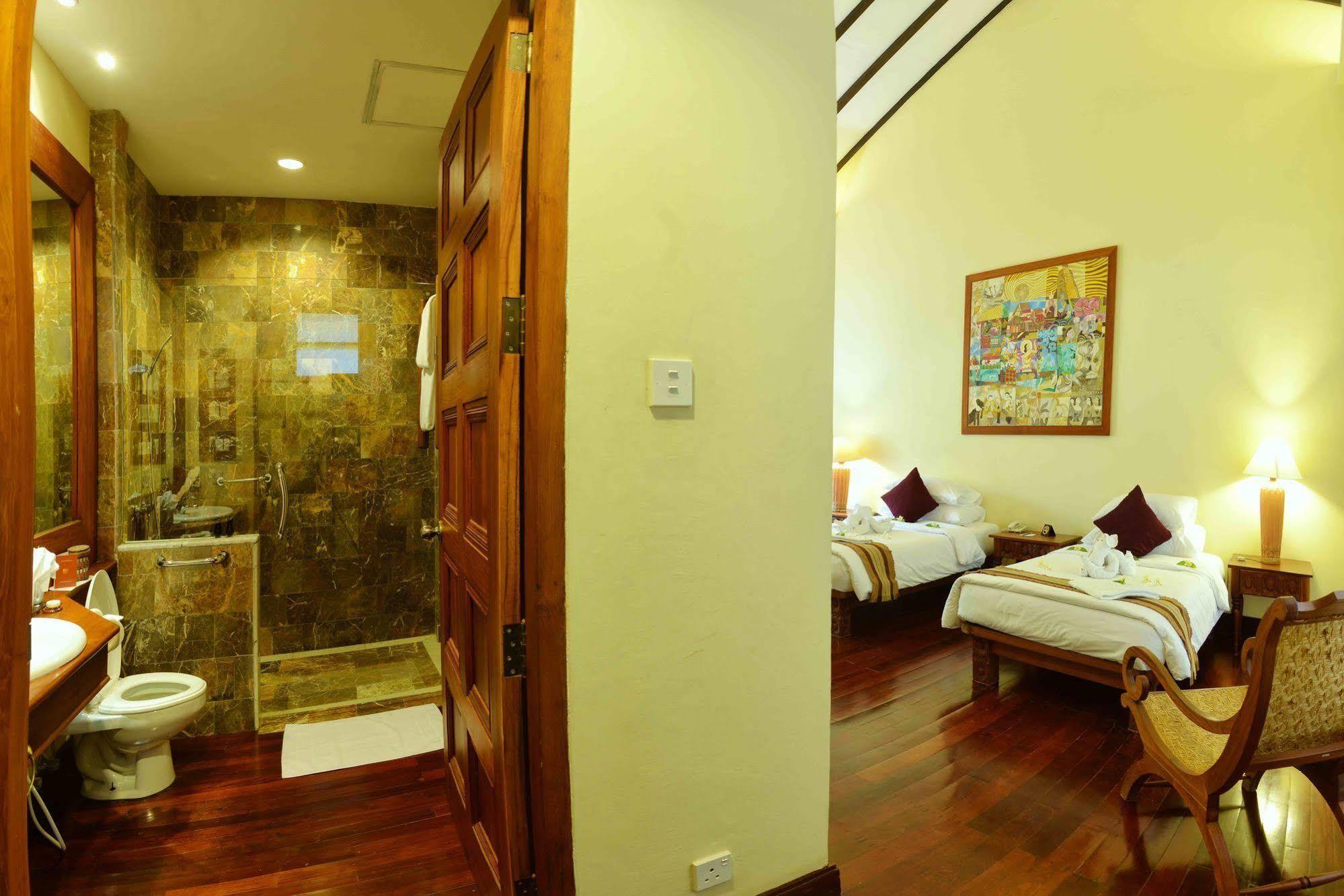 Hotel The @ Tharabar Gate 4*